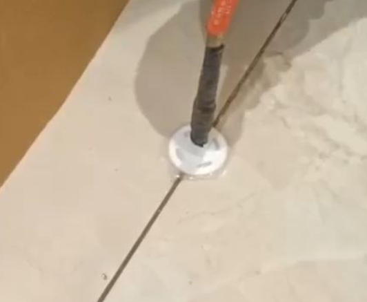 勐腊瓷砖空鼓维修公司专业解答瓷砖在铺贴过程中，如果没有涂抹均匀到位的粘结材料（如水泥砂浆或瓷砖胶），可能会导致以下问题