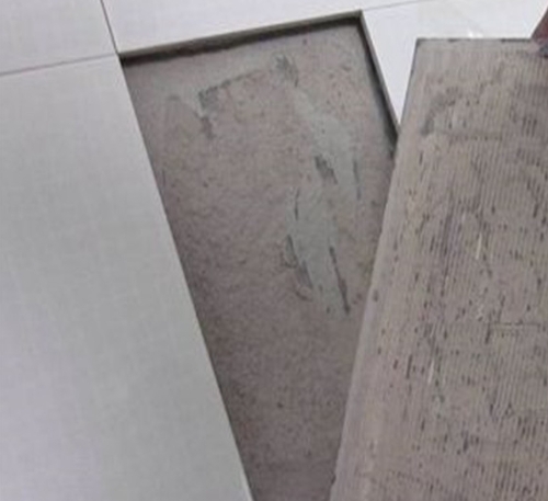 勐腊瓷砖空鼓维修公司分享瓷砖铺贴时如果打浆（即涂抹在瓷砖背面和基层上的砂浆或瓷砖胶）过少，会带来以下问题